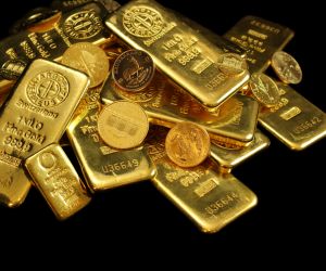 O ouro não é um gráfico isolado: é um barômetro de liquidez global, risco geopolítico e credibilidade monetária. Após uma alta anual de 52%, o metal sofreu uma correção tática de 9% em 72 horas depois de ganhar 19% em outubro de 2025, seguida por um repique de 4%. Mas os pilares de fundo seguem firmes: compras recordes de bancos centrais (1.080 t em nove meses, +28% vs. 2022), juros reais negativos (‑0,8% no Treasury de 10 anos) e desdolarização (o ouro já é 18% das reservas de emergentes; era 11% em 2018). Este relatório organiza a conjuntura dentro de uma trajetória de longo prazo, detalha os motores estruturais e extrai lições de episódios históricos para definir níveis, cenários e estratégia.