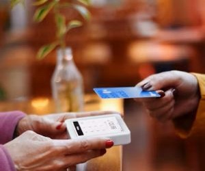 Commodities como ouro, petróleo, produtos agrícolas e metais industriais oferecem oportunidades para diversificar seu portfólio e se proteger contra a inflação, mas também são ativos de alto risco devido à volatilidade de preços, tensões geopolíticas e choques de oferta e demanda; a chave é investir com uma estratégia clara, uma compreensão dos fatores subjacentes do mercado e somente com capital que não comprometa sua estabilidade financeira.