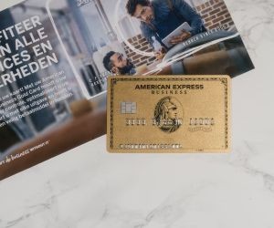 As criptomoedas oferecem alto potencial de retorno e maior liberdade financeira por meio da descentralização, operando em um mercado aberto 24 horas por dia, 7 dias por semana. No entanto, são um ativo de alto risco devido à extrema volatilidade e à falta de regulamentação. Os principais riscos incluem perdas rápidas e falhas de segurança cibernética. A chave para o sucesso é investir somente com uma estratégia clara e com capital que não comprometa sua estabilidade financeira.