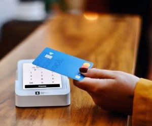 As criptomoedas oferecem alto potencial de retorno e maior liberdade financeira por meio da descentralização, operando em um mercado aberto 24 horas por dia, 7 dias por semana. No entanto, são um ativo de alto risco devido à extrema volatilidade e à falta de regulamentação. Os principais riscos incluem perdas rápidas e falhas de segurança cibernética. A chave para o sucesso é investir somente com uma estratégia clara e com capital que não comprometa sua estabilidade financeira.