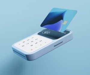 Commodities como ouro, petróleo, produtos agrícolas e metais industriais oferecem oportunidades para diversificar seu portfólio e se proteger contra a inflação, mas também são ativos de alto risco devido à volatilidade de preços, tensões geopolíticas e choques de oferta e demanda; a chave é investir com uma estratégia clara, uma compreensão dos fatores subjacentes do mercado e somente com capital que não comprometa sua estabilidade financeira.