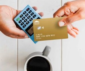 Os investimentos permitem que você aumente seu patrimônio ao longo do tempo, aplicando seu dinheiro em ativos como ações, títulos, fundos, imóveis e muito mais, mas sempre envolvem riscos, incluindo volatilidade do mercado, potencial perda de capital e retornos corroídos pela inflação; a chave é investir com uma estratégia clara, diversificação adequada e somente com capital que não comprometa sua estabilidade financeira.Os investimentos permitem que você aumente seu patrimônio ao longo do tempo, aplicando seu dinheiro em ativos como ações, títulos, fundos, imóveis e outros, mas sempre envolvem riscos, incluindo volatilidade do mercado, potencial perda de capital e retornos corroídos pela inflação; a chave é investir com uma estratégia clara, diversificação adequada e somente com capital que não comprometa sua estabilidade financeira.