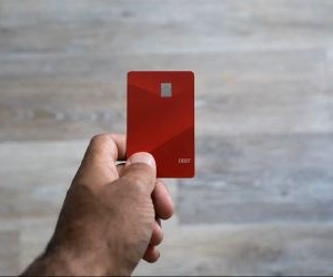 As ações oferecem potencial de crescimento a longo prazo e renda de dividendos ao investir em empresas que criam valor ao longo do tempo, mas também apresentam riscos significativos devido à volatilidade do mercado, ciclos econômicos e eventos específicos de cada empresa; a chave é investir com uma estratégia clara, diversificação adequada e somente com capital que não comprometa sua estabilidade financeira.