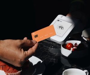 As criptomoedas oferecem alto potencial de retorno e maior liberdade financeira por meio da descentralização, operando em um mercado aberto 24 horas por dia, 7 dias por semana. No entanto, são um ativo de alto risco devido à extrema volatilidade e à falta de regulamentação. Os principais riscos incluem perdas rápidas e falhas de segurança cibernética. A chave para o sucesso é investir somente com uma estratégia clara e com capital que não comprometa sua estabilidade financeira.