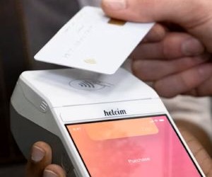 As ações oferecem potencial de crescimento a longo prazo e renda de dividendos ao investir em empresas que criam valor ao longo do tempo, mas também apresentam riscos significativos devido à volatilidade do mercado, ciclos econômicos e eventos específicos de cada empresa; a chave é investir com uma estratégia clara, diversificação adequada e somente com capital que não comprometa sua estabilidade financeira.