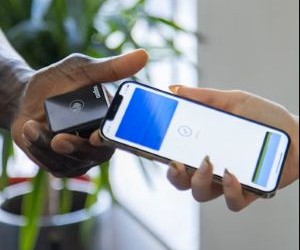 O mercado Forex oferece oportunidades de lucro com as flutuações entre moedas globais em um mercado altamente líquido que opera 24 horas por dia, mas também é uma área de alto risco devido à alavancagem, à forte volatilidade e ao impacto de notícias macroeconômicas; a chave é operar com uma estratégia clara, gerenciamento de risco rigoroso e apenas com capital que você possa perder sem afetar sua estabilidade financeira.